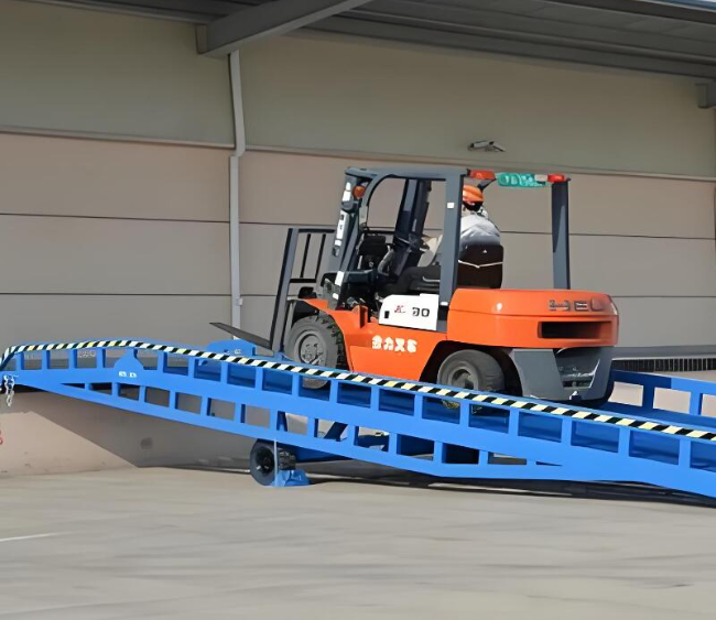 孟州移动式卸货平台（叉车用）